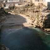 E� uno degli scenari pi� pittoreschi e pi� conosciuti di Polignano, famoso principalmente per l�insenatura incastonata fra le alte pareti rocciose a strapiombo sul mare. Parliamo di Lama Monachile, situata all�ingresso del paese e a due passi dal centro storico, letto di un millenario torrente ormai prosciugato che sfociava nel blu dell�Adriatico